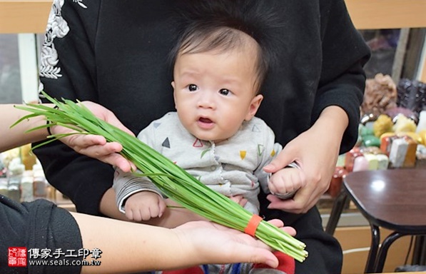 剃胎毛、滿月剃頭、嬰兒剃頭、嬰兒理髮、嬰兒剃髮、嬰兒剃胎毛、嬰兒滿月剃頭、寶寶剃頭、剃胎毛儀式、剃胎毛吉祥話、滿月剃頭儀式、滿月剃頭吉祥話、寶寶剃胎毛、寶寶滿月剃頭理髮、 新北市永和地區剃胎毛、新北市永和地區滿月剃頭、新北市永和地區嬰兒剃頭剃胎毛、新北市永和地區嬰兒理髮、新北市嬰兒剃髮、蕭寶寶(新北永和區嬰兒寶寶滿月剃頭理髮、免費嬰兒剃胎毛儀式吉祥話)。中國風會場，爸媽寶貝免費穿「日中韓」古裝禮服。專業拍照、DVD光碟、證書。★購買「臍帶章、肚臍章、胎毛筆刷印章」贈送：剃頭、收涎、抓周，三選一。2017.12.16照片10