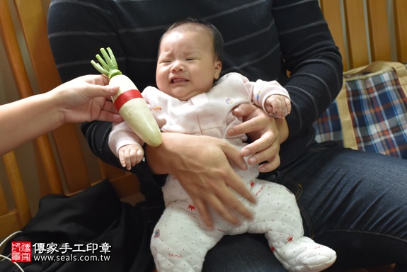 剃胎毛、滿月剃頭、嬰兒剃頭、嬰兒理髮、嬰兒剃髮、嬰兒剃胎毛、嬰兒滿月剃頭、寶寶剃頭、剃胎毛儀式、剃胎毛吉祥話、滿月剃頭儀式、滿月剃頭吉祥話、寶寶剃胎毛、寶寶滿月剃頭理髮、 新北市淡水地區剃胎毛、新北市淡水地區滿月剃頭、新北市淡水地區嬰兒剃頭剃胎毛、新北市淡水地區嬰兒理髮、新北市嬰兒剃髮、葉寶寶(新北淡水區到府嬰兒寶寶滿月剃頭理髮、免費到府嬰兒剃胎毛儀式吉祥話)。到府剃頭剃胎毛主持、專業拍照、DVD光碟、證書。★購買「臍帶章、肚臍章、胎毛筆刷印章」贈送：剃頭、收涎、抓周，三選一。2017.11.15照片11