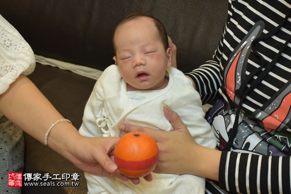 剃胎毛、滿月剃頭、嬰兒剃頭、嬰兒理髮、嬰兒剃髮、嬰兒剃胎毛、嬰兒滿月剃頭、寶寶剃頭、剃胎毛儀式、剃胎毛吉祥話、滿月剃頭儀式、滿月剃頭吉祥話、寶寶剃胎毛、寶寶滿月剃頭理髮、 新北市新莊地區剃胎毛、新北市新莊地區滿月剃頭、新北市新莊地區嬰兒剃頭剃胎毛、新北市新莊地區嬰兒理髮、新北市嬰兒剃髮、黃寶寶(新北新莊區到府嬰兒寶寶滿月剃頭理髮、免費到府嬰兒剃胎毛儀式吉祥話)。到府剃頭剃胎毛主持、專業拍照、DVD光碟、證書。★購買「臍帶章、肚臍章、胎毛筆刷印章」贈送：剃頭、收涎、抓周，三選一。2017.11.16照片8