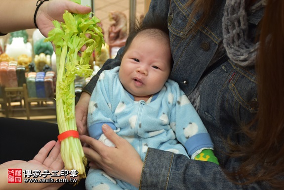 剃胎毛、滿月剃頭、嬰兒剃頭、嬰兒理髮、嬰兒剃髮、嬰兒剃胎毛、嬰兒滿月剃頭、寶寶剃頭、剃胎毛儀式、剃胎毛吉祥話、滿月剃頭儀式、滿月剃頭吉祥話、寶寶剃胎毛、寶寶滿月剃頭理髮、 新北市永和地區剃胎毛、新北市永和地區滿月剃頭、新北市永和地區嬰兒剃頭剃胎毛、新北市永和地區嬰兒理髮、新北市嬰兒剃髮、劉寶寶(新北永和區嬰兒寶寶滿月剃頭理髮、免費嬰兒剃胎毛儀式吉祥話)。中國風會場，爸媽寶貝免費穿「日中韓」古裝禮服。專業拍照、DVD光碟、證書。★購買「臍帶章、肚臍章、胎毛筆刷印章」贈送：剃頭、收涎、抓周，三選一。2017.12.10照片14