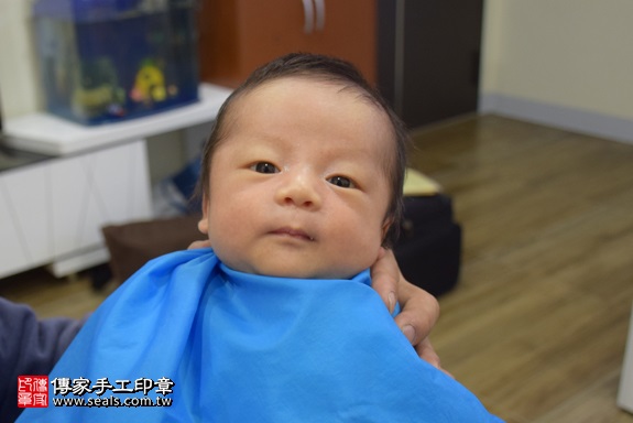 剃胎毛、滿月剃頭、嬰兒剃頭、嬰兒理髮、嬰兒剃髮、嬰兒剃胎毛、嬰兒滿月剃頭、寶寶剃頭、剃胎毛儀式、剃胎毛吉祥話、滿月剃頭儀式、滿月剃頭吉祥話、寶寶剃胎毛、寶寶滿月剃頭理髮、 新北市中和地區剃胎毛、新北市中和地區滿月剃頭、新北市中和地區嬰兒剃頭剃胎毛、新北市中和地區嬰兒理髮新北市嬰兒剃髮、張寶寶(新北中和區到府嬰兒寶寶滿月剃頭理髮、免費到府嬰兒剃胎毛儀式吉祥話)。到府剃頭剃胎毛主持、專業拍照、DVD光碟、證書。★購買「臍帶章、肚臍章、胎毛筆刷印章」贈送：剃頭、收涎、抓周，三選一。2017.12.20照片14