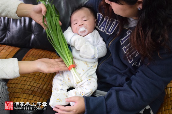 剃胎毛、滿月剃頭、嬰兒剃頭、嬰兒理髮、嬰兒剃髮、嬰兒剃胎毛、嬰兒滿月剃頭、寶寶剃頭、剃胎毛儀式、剃胎毛吉祥話、滿月剃頭儀式、滿月剃頭吉祥話、寶寶剃胎毛、寶寶滿月剃頭理髮、 新北蘆洲區剃胎毛、新北蘆洲區滿月剃頭、 新北蘆洲區嬰兒剃頭剃胎毛、新北蘆洲區嬰兒理髮、新北蘆洲區嬰兒剃髮、李寶寶(新北蘆洲區到府嬰兒寶寶滿月剃頭理髮、免費到府嬰兒剃胎毛儀式吉祥話)。到府剃頭剃胎毛主持、專業拍照、DVD光碟、證書。★購買「臍帶章、肚臍章、胎毛筆刷印章」贈送：剃頭、收涎、抓周，三選一。2017.03.19  照片12