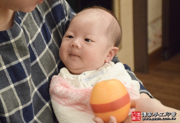剃胎毛、滿月剃頭、嬰兒剃頭、嬰兒理髮、嬰兒剃髮、嬰兒剃胎毛、嬰兒滿月剃頭、寶寶剃頭、剃胎毛儀式、剃胎毛吉祥話、滿月剃頭儀式、滿月剃頭吉祥話、寶寶剃胎毛、寶寶滿月剃頭理髮、 新北新店區剃胎毛、新北新店區滿月剃頭、 新北新店區嬰兒剃頭剃胎毛、新北新店區嬰兒理髮、新北新店區嬰兒剃髮、劉寶寶(新北新店區到府嬰兒寶寶滿月剃頭理髮、免費到府嬰兒剃胎毛儀式吉祥話)。到府剃頭剃胎毛主持、專業拍照、DVD光碟、證書。★購買「臍帶章、肚臍章、胎毛筆刷印章」贈送：剃頭、收涎、抓周，三選一。2016.05.16  照片9