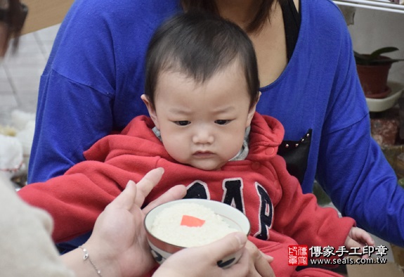 剃胎毛、滿月剃頭、嬰兒剃頭、嬰兒理髮、嬰兒剃髮、嬰兒剃胎毛、嬰兒滿月剃頭、寶寶剃頭、剃胎毛儀式、剃胎毛吉祥話、滿月剃頭儀式、滿月剃頭吉祥話、寶寶剃胎毛、寶寶滿月剃頭理髮、新北永和區剃胎毛、新北永和區滿月剃頭、新北永和區嬰兒剃頭剃胎毛、新北永和區嬰兒理髮、新北永和區嬰兒剃髮、洪寶寶們(新北永和區嬰兒寶寶滿月剃頭理髮、免費嬰兒剃胎毛儀式吉祥話)。中國風會場，爸媽寶貝免費穿「日中韓」古裝禮服。專業拍照、DVD光碟、證書。★購買「臍帶章、肚臍章、胎毛筆刷印章」贈送：剃頭、收涎、抓周，三選一。2016.03.24  照片6