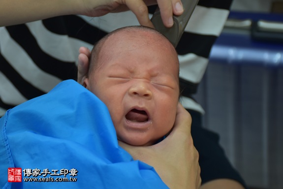 剃胎毛、滿月剃頭、嬰兒剃頭、嬰兒理髮、嬰兒剃髮、嬰兒剃胎毛、嬰兒滿月剃頭、寶寶剃頭、剃胎毛儀式、剃胎毛吉祥話、滿月剃頭儀式、滿月剃頭吉祥話、寶寶剃胎毛、寶寶滿月剃頭理髮、 新北市永和區剃胎毛、新北市永和區滿月剃頭、新北市永和區嬰兒剃頭剃胎毛、新北市永和區嬰兒理髮、新北市嬰兒剃髮、廖寶寶(新北永和區嬰兒寶寶滿月剃頭理髮、免費嬰兒剃胎毛儀式吉祥話)。中國風會場，爸媽寶貝免費穿「日中韓」古裝禮服。專業拍照、DVD光碟、證書。★購買「臍帶章、肚臍章、胎毛筆刷印章」贈送：剃頭、收涎、抓周，三選一。2017.10.15照片17