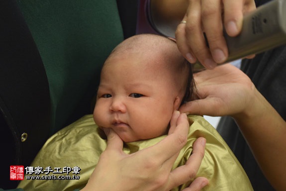 剃胎毛、滿月剃頭、嬰兒剃頭、嬰兒理髮、嬰兒剃髮、嬰兒剃胎毛、嬰兒滿月剃頭、寶寶剃頭、剃胎毛儀式、剃胎毛吉祥話、滿月剃頭儀式、滿月剃頭吉祥話、寶寶剃胎毛、寶寶滿月剃頭理髮、 新竹香山區剃胎毛、新竹香山區滿月剃頭、 新竹香山區嬰兒剃頭剃胎毛、新竹香山區嬰兒理髮、新竹香山區嬰兒剃髮、吳寶寶(新竹香山區到府嬰兒寶寶滿月剃頭理髮、免費到府嬰兒剃胎毛儀式吉祥話)。到府剃頭剃胎毛主持、專業拍照、DVD光碟、證書。★購買「臍帶章、肚臍章、胎毛筆刷印章」贈送：剃頭、收涎、抓周，三選一。2017.02.07  照片19