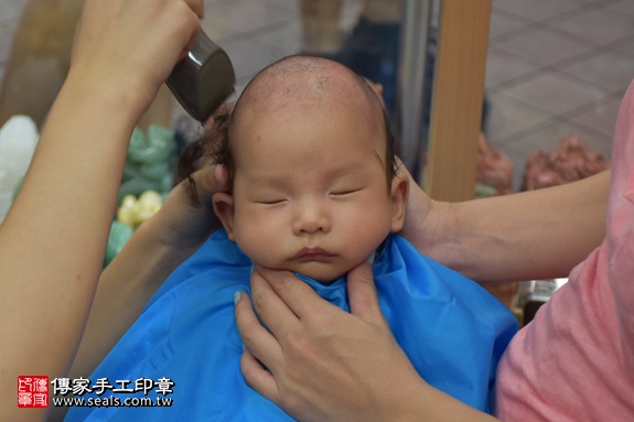 剃胎毛、滿月剃頭、嬰兒剃頭、嬰兒理髮、嬰兒剃髮、嬰兒剃胎毛、嬰兒滿月剃頭、寶寶剃頭、剃胎毛儀式、剃胎毛吉祥話、滿月剃頭儀式、滿月剃頭吉祥話、寶寶剃胎毛、寶寶滿月剃頭理髮、 新北市永和地區剃胎毛、新北市永和地區滿月剃頭、新北市永和地區嬰兒剃頭剃胎毛、新北市永和地區嬰兒理髮、新北市嬰兒剃髮、陳寶寶(新北永和區嬰兒寶寶滿月剃頭理髮、免費嬰兒剃胎毛儀式吉祥話)。中國風會場，爸媽寶貝免費穿「日中韓」古裝禮服。專業拍照、DVD光碟、證書。★購買「臍帶章、肚臍章、胎毛筆刷印章」贈送：剃頭、收涎、抓周，三選一。2017.09.06照片16