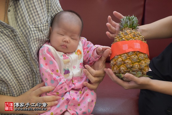 剃胎毛、滿月剃頭、嬰兒剃頭、嬰兒理髮、嬰兒剃髮、嬰兒剃胎毛、嬰兒滿月剃頭、寶寶剃頭、剃胎毛儀式、剃胎毛吉祥話、滿月剃頭儀式、滿月剃頭吉祥話、寶寶剃胎毛、寶寶滿月剃頭理髮、 桃園市桃園地區剃胎毛、桃園市桃園地區滿月剃頭、桃園市桃園地區嬰兒剃頭剃胎毛、桃園市桃園地區嬰兒理髮、桃園市嬰兒剃髮、梁寶寶(桃園桃園區到府嬰兒寶寶滿月剃頭理髮、免費到府嬰兒剃胎毛儀式吉祥話)。到府剃頭剃胎毛主持、專業拍照、DVD光碟、證書。★購買「臍帶章、肚臍章、胎毛筆刷印章」贈送：剃頭、收涎、抓周，三選一。2017.11.28照片14