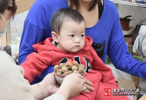 剃胎毛、滿月剃頭、嬰兒剃頭、嬰兒理髮、嬰兒剃髮、嬰兒剃胎毛、嬰兒滿月剃頭、寶寶剃頭、剃胎毛儀式、剃胎毛吉祥話、滿月剃頭儀式、滿月剃頭吉祥話、寶寶剃胎毛、寶寶滿月剃頭理髮、新北永和區剃胎毛、新北永和區滿月剃頭、新北永和區嬰兒剃頭剃胎毛、新北永和區嬰兒理髮、新北永和區嬰兒剃髮、洪寶寶們(新北永和區嬰兒寶寶滿月剃頭理髮、免費嬰兒剃胎毛儀式吉祥話)。中國風會場，爸媽寶貝免費穿「日中韓」古裝禮服。專業拍照、DVD光碟、證書。★購買「臍帶章、肚臍章、胎毛筆刷印章」贈送：剃頭、收涎、抓周，三選一。2016.03.24  照片7