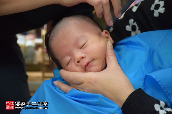 剃胎毛、滿月剃頭、嬰兒剃頭、嬰兒理髮、嬰兒剃髮、嬰兒剃胎毛、嬰兒滿月剃頭、寶寶剃頭、剃胎毛儀式、剃胎毛吉祥話、滿月剃頭儀式、滿月剃頭吉祥話、寶寶剃胎毛、寶寶滿月剃頭理髮、新北永和區剃胎毛、新北永和區滿月剃頭、新北永和區嬰兒剃頭剃胎毛、新北永和區嬰兒理髮、新北永和區嬰兒剃髮、李寶寶(新北永和區嬰兒寶寶滿月剃頭理髮、免費嬰兒剃胎毛儀式吉祥話)。中國風會場，爸媽寶貝免費穿「日中韓」古裝禮服。專業拍照、DVD光碟、證書。★購買「臍帶章、肚臍章、胎毛筆刷印章」贈送：剃頭、收涎、抓周，三選一。2017.02.03 照片18