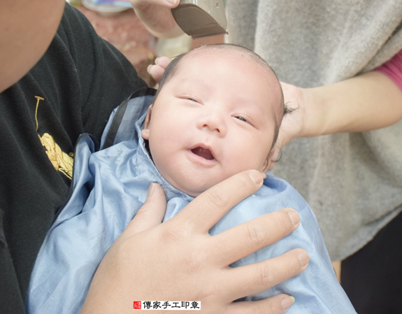 柳寶寶(新北永和區嬰兒寶寶滿月剃頭理髮、免費嬰兒剃胎毛儀式吉祥話)。中國風會場，爸媽寶貝免費穿「日中韓」古裝禮服。專業拍照、DVD光碟、證書。★購買「臍帶章、肚臍章、胎毛筆刷印章」贈送：剃頭、收涎、抓周，三選一。 2015.11.29 照片17