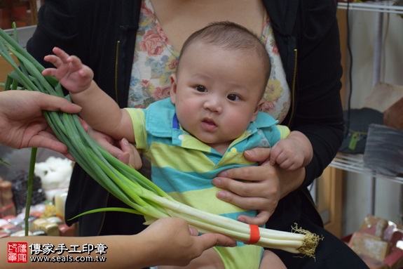 剃胎毛、滿月剃頭、嬰兒剃頭、嬰兒理髮、嬰兒剃髮、嬰兒剃胎毛、嬰兒滿月剃頭、寶寶剃頭、剃胎毛儀式、剃胎毛吉祥話、滿月剃頭儀式、滿月剃頭吉祥話、寶寶剃胎毛、寶寶滿月剃頭理髮、 新北市永和地區剃胎毛、新北市永和地區滿月剃頭、新北市永和地區嬰兒剃頭剃胎毛、新北市永和地區嬰兒理髮、新北市嬰兒剃髮、游寶寶(新北永和區嬰兒寶寶滿月剃頭理髮、免費嬰兒剃胎毛儀式吉祥話)。中國風會場，爸媽寶貝免費穿「日中韓」古裝禮服。專業拍照、DVD光碟、證書。★購買「臍帶章、肚臍章、胎毛筆刷印章」贈送：剃頭、收涎、抓周，三選一。2017.09.24照片12