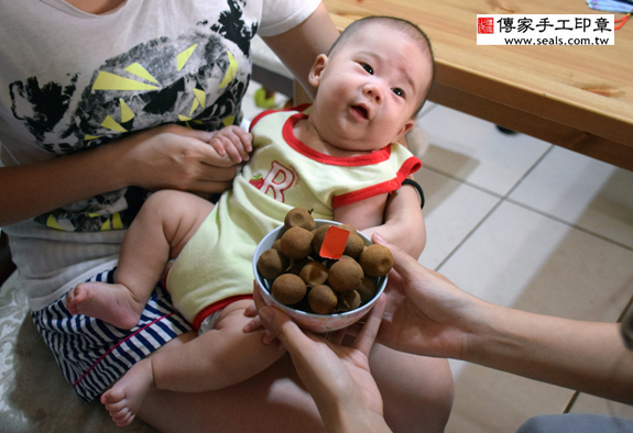 黃寶寶(台中南區到府嬰兒寶寶滿月剃頭理髮、免費到府嬰兒剃胎毛儀式吉祥話)。到府剃頭剃胎毛主持、專業拍照、DVD光碟、證書。★購買「臍帶章、肚臍章、胎毛筆刷印章」贈送：剃頭、收涎、抓周，三選一。2015.08.25 照片9