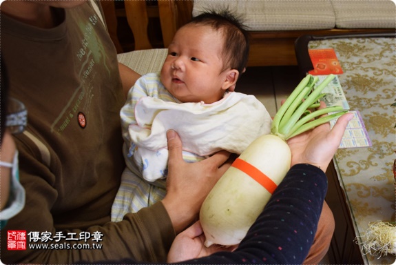 剃胎毛、滿月剃頭、嬰兒剃頭、嬰兒理髮、嬰兒剃髮、嬰兒剃胎毛、嬰兒滿月剃頭、寶寶剃頭、剃胎毛儀式、剃胎毛吉祥話、滿月剃頭儀式、滿月剃頭吉祥話、寶寶剃胎毛、寶寶滿月剃頭理髮、 桃園蘆竹區剃胎毛、桃園蘆竹區滿月剃頭、 桃園蘆竹區嬰兒剃頭剃胎毛、桃園蘆竹區嬰兒理髮、桃園蘆竹區嬰兒剃髮、李寶寶(桃園蘆竹區到府嬰兒寶寶滿月剃頭理髮、免費到府嬰兒剃胎毛儀式吉祥話)。到府剃頭剃胎毛主持、專業拍照、DVD光碟、證書。★購買「臍帶章、肚臍章、胎毛筆刷印章」贈送：剃頭、收涎、抓周，三選一。2016.12.17  照片14