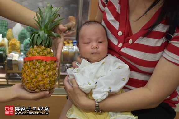 剃胎毛、滿月剃頭、嬰兒剃頭、嬰兒理髮、嬰兒剃髮、嬰兒剃胎毛、嬰兒滿月剃頭、寶寶剃頭、剃胎毛儀式、剃胎毛吉祥話、滿月剃頭儀式、滿月剃頭吉祥話、寶寶剃胎毛、寶寶滿月剃頭理髮、 新北市新莊地區剃胎毛、新北市新莊地區滿月剃頭、新北市新莊地區嬰兒剃頭剃胎毛、新北市新莊地區嬰兒理髮、新北市嬰兒剃髮、 曾寶寶(新北永和區嬰兒寶寶滿月剃頭理髮、免費嬰兒剃胎毛儀式吉祥話)。中國風會場，爸媽寶貝免費穿「日中韓」古裝禮服。專業拍照、DVD光碟、證書。★購買「臍帶章、肚臍章、胎毛筆刷印章」贈送：剃頭、收涎、抓周，三選一。2017.09.30照片14