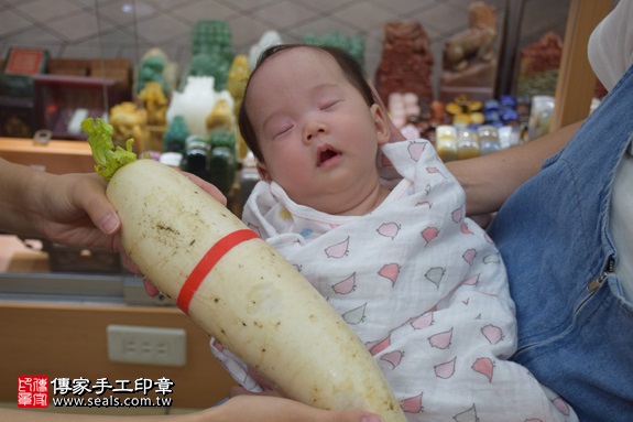 剃胎毛、滿月剃頭、嬰兒剃頭、嬰兒理髮、嬰兒剃髮、嬰兒剃胎毛、嬰兒滿月剃頭、寶寶剃頭、剃胎毛儀式、剃胎毛吉祥話、滿月剃頭儀式、滿月剃頭吉祥話、寶寶剃胎毛、寶寶滿月剃頭理髮、 新北市永和地區剃胎毛、新北市永和地區滿月剃頭、新北市永和地區嬰兒剃頭剃胎毛、新北市永和地區嬰兒理髮、新北市嬰兒剃髮、江寶寶(新北永和區)嬰兒寶寶滿月剃頭理髮、免費嬰兒剃胎毛儀式吉祥話)。中國風會場，爸媽寶貝免費穿「日中韓」古裝禮服。專業拍照、DVD光碟、證書。★購買「臍帶章、肚臍章、胎毛筆刷印章」贈送：剃頭、收涎、抓周，三選一。2017.09.04照片11