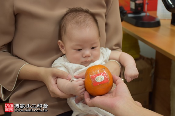 剃胎毛、滿月剃頭、嬰兒剃頭、嬰兒理髮、嬰兒剃髮、嬰兒剃胎毛、嬰兒滿月剃頭、寶寶剃頭、剃胎毛儀式、剃胎毛吉祥話、滿月剃頭儀式、滿月剃頭吉祥話、寶寶剃胎毛、寶寶滿月剃頭理髮、 新北市永和地區剃胎毛、新北市永和地區滿月剃頭、新北市永和地區嬰兒剃頭剃胎毛、新北市永和地區嬰兒理髮、新北市嬰兒剃髮、劉寶寶(新北永和區嬰兒寶寶滿月剃頭理髮、免費嬰兒剃胎毛儀式吉祥話)。中國風會場，爸媽寶貝免費穿「日中韓」古裝禮服。專業拍照、DVD光碟、證書。★購買「臍帶章、肚臍章、胎毛筆刷印章」贈送：剃頭、收涎、抓周，三選一。2017.09.09照片8