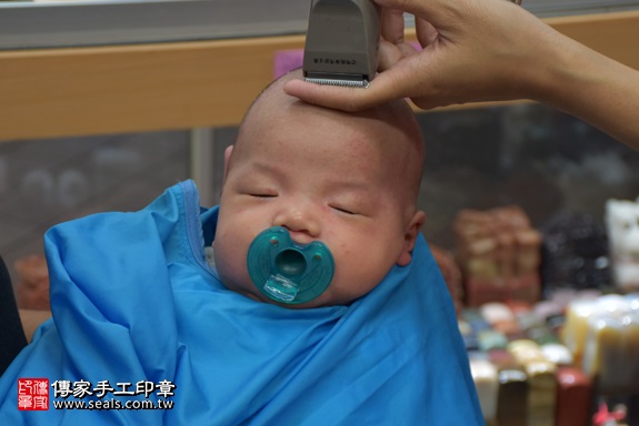 剃胎毛、滿月剃頭、嬰兒剃頭、嬰兒理髮、嬰兒剃髮、嬰兒剃胎毛、嬰兒滿月剃頭、寶寶剃頭、剃胎毛儀式、剃胎毛吉祥話、滿月剃頭儀式、滿月剃頭吉祥話、寶寶剃胎毛、寶寶滿月剃頭理髮、 新北市永和地區剃胎毛、新北市永和地區滿月剃頭、新北市永和地區嬰兒剃頭剃胎毛、新北市永和地區嬰兒理髮、新北市嬰兒剃髮、曹寶寶(新北永和區嬰兒寶寶滿月剃頭理髮、免費嬰兒剃胎毛儀式吉祥話)。中國風會場，爸媽寶貝免費穿「日中韓」古裝禮服。專業拍照、DVD光碟、證書。★購買「臍帶章、肚臍章、胎毛筆刷印章」贈送：剃頭、收涎、抓周，三選一。2017.10.04照片16