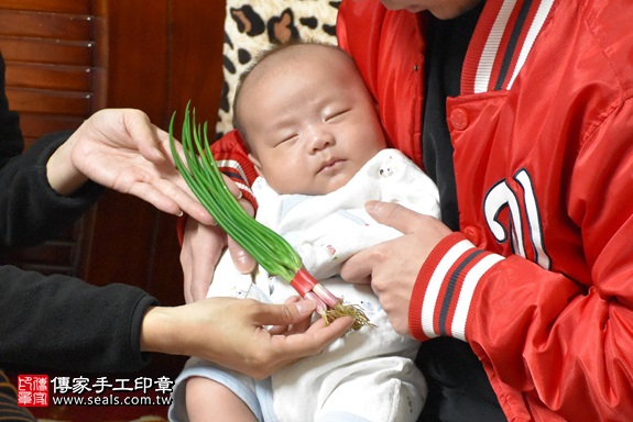 剃胎毛、滿月剃頭、嬰兒剃頭、嬰兒理髮、嬰兒剃髮、嬰兒剃胎毛、嬰兒滿月剃頭、寶寶剃頭、剃胎毛儀式、剃胎毛吉祥話、滿月剃頭儀式、滿月剃頭吉祥話、寶寶剃胎毛、寶寶滿月剃頭理髮、 新竹縣竹東地區剃胎毛、新竹縣竹東地區滿月剃頭、新竹縣竹東地區嬰兒剃頭剃胎毛、新竹縣竹東地區嬰兒理髮、新竹市嬰兒剃髮、曾寶寶(新竹竹東市到府嬰兒寶寶滿月剃頭理髮、免費到府嬰兒剃胎毛儀式吉祥話)。到府剃頭剃胎毛主持、專業拍照、DVD光碟、證書。★購買「臍帶章、肚臍章、胎毛筆刷印章」贈送：剃頭、收涎、抓周，三選一。2017.11.19照片10