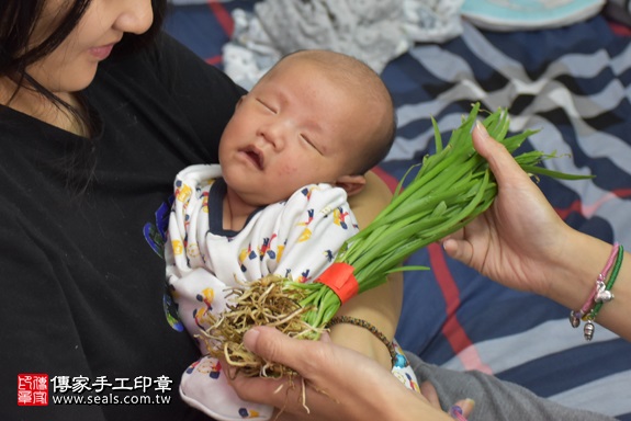 剃胎毛、滿月剃頭、嬰兒剃頭、嬰兒理髮、嬰兒剃髮、嬰兒剃胎毛、嬰兒滿月剃頭、寶寶剃頭、剃胎毛儀式、剃胎毛吉祥話、滿月剃頭儀式、滿月剃頭吉祥話、寶寶剃胎毛、寶寶滿月剃頭理髮、 新竹縣新豐地區剃胎毛、新竹縣新豐地區滿月剃頭、新竹縣新豐地區嬰兒剃頭剃胎毛、新竹縣新豐地區嬰兒理髮、新竹縣嬰兒剃髮、謝寶寶(新竹新豐鄉到府嬰兒寶寶滿月剃頭理髮、免費到府嬰兒剃胎毛儀式吉祥話)。到府剃頭剃胎毛主持、專業拍照、DVD光碟、證書。★購買「臍帶章、肚臍章、胎毛筆刷印章」贈送：剃頭、收涎、抓周，三選一。2017.12.04照片10