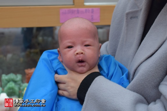 剃胎毛、滿月剃頭、嬰兒剃頭、嬰兒理髮、嬰兒剃髮、嬰兒剃胎毛、嬰兒滿月剃頭、寶寶剃頭、剃胎毛儀式、剃胎毛吉祥話、滿月剃頭儀式、滿月剃頭吉祥話、寶寶剃胎毛、寶寶滿月剃頭理髮、 新北市永和地區剃胎毛、新北市永和地區滿月剃頭、新北市永和地區嬰兒剃頭剃胎毛、新北市永和地區嬰兒理髮、新北市嬰兒剃髮、謝寶寶(新北永和區嬰兒寶寶滿月剃頭理髮、免費嬰兒剃胎毛儀式吉祥話)。中國風會場，爸媽寶貝免費穿「日中韓」古裝禮服。專業拍照、DVD光碟、證書。★購買「臍帶章、肚臍章、胎毛筆刷印章」贈送：剃頭、收涎、抓周，三選一。2017.12.19照片17