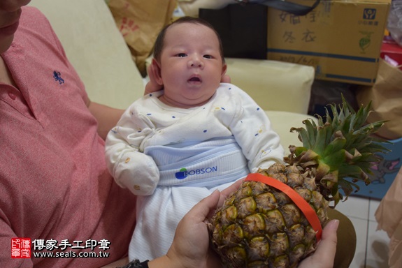 剃胎毛、滿月剃頭、嬰兒剃頭、嬰兒理髮、嬰兒剃髮、嬰兒剃胎毛、嬰兒滿月剃頭、寶寶剃頭、剃胎毛儀式、剃胎毛吉祥話、滿月剃頭儀式、滿月剃頭吉祥話、寶寶剃胎毛、寶寶滿月剃頭理髮、 台北市內湖地區剃胎毛、台北市內湖地區滿月剃頭、台北市內湖地區嬰兒剃頭剃胎毛、台北市內湖地區嬰兒理髮台北市嬰兒剃髮、張寶寶(台北內湖區到府嬰兒寶寶滿月剃頭理髮、免費到府嬰兒剃胎毛儀式吉祥話)。到府剃頭剃胎毛主持、專業拍照、DVD光碟、證書。★購買「臍帶章、肚臍章、胎毛筆刷印章」贈送：剃頭、收涎、抓周，三選一。2017.12.20照片15