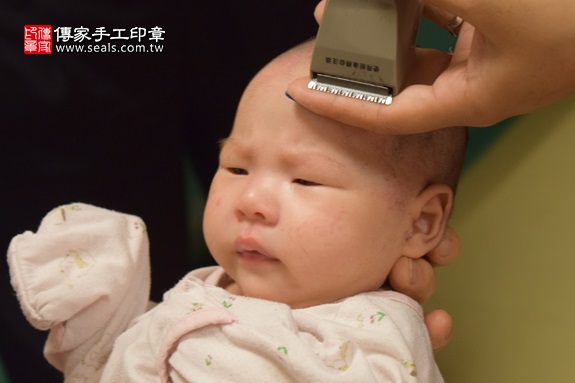 剃胎毛、滿月剃頭、嬰兒剃頭、嬰兒理髮、嬰兒剃髮、嬰兒剃胎毛、嬰兒滿月剃頭、寶寶剃頭、剃胎毛儀式、剃胎毛吉祥話、滿月剃頭儀式、滿月剃頭吉祥話、寶寶剃胎毛、寶寶滿月剃頭理髮、 台中南屯區剃胎毛、台中南屯區滿月剃頭、 台中南屯區嬰兒剃頭剃胎毛、台中南屯區嬰兒理髮、台中南屯區嬰兒剃髮、潘寶寶(台中南屯區到府嬰兒寶寶滿月剃頭理髮、免費到府嬰兒剃胎毛儀式吉祥話)。到府剃頭剃胎毛主持、專業拍照、DVD光碟、證書。★購買「臍帶章、肚臍章、胎毛筆刷印章」贈送：剃頭、收涎、抓周，三選一。2016.07.20  照片18