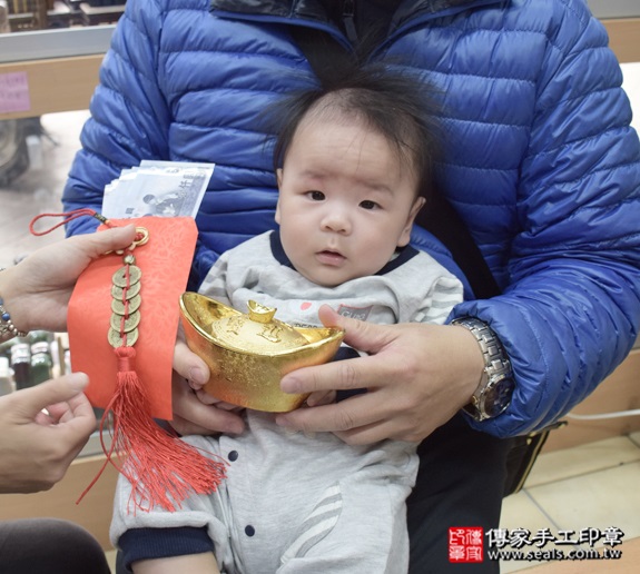剃胎毛、滿月剃頭、嬰兒剃頭、嬰兒理髮、嬰兒剃髮、嬰兒剃胎毛、嬰兒滿月剃頭、寶寶剃頭、剃胎毛儀式、剃胎毛吉祥話、滿月剃頭儀式、滿月剃頭吉祥話、寶寶剃胎毛、寶寶滿月剃頭理髮、 新北永和區剃胎毛、新北永和區滿月剃頭、新北永和區嬰兒剃頭剃胎毛、新北永和區嬰兒理髮、新北永和區嬰兒剃髮、吳寶寶(新北永和區嬰兒寶寶滿月剃頭理髮、免費嬰兒剃胎毛儀式吉祥話)。中國風會場，爸媽寶貝免費穿「日中韓」古裝禮服。專業拍照、DVD光碟、證書。★購買「臍帶章、肚臍章、胎毛筆刷印章」贈送：剃頭、收涎、抓周，三選一。2015.12.12 照片15