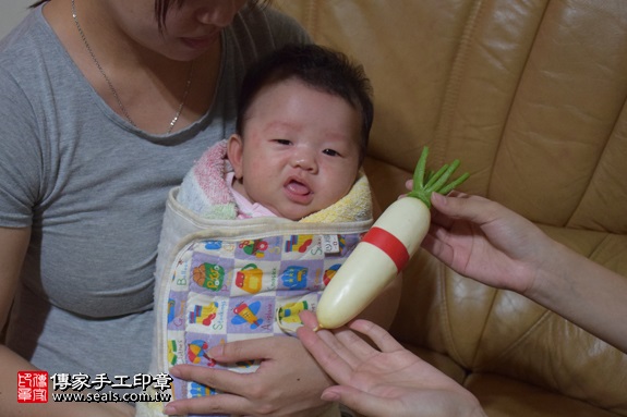 剃胎毛、滿月剃頭、嬰兒剃頭、嬰兒理髮、嬰兒剃髮、嬰兒剃胎毛、嬰兒滿月剃頭、寶寶剃頭、剃胎毛儀式、剃胎毛吉祥話、滿月剃頭儀式、滿月剃頭吉祥話、寶寶剃胎毛、寶寶滿月剃頭理髮、 新北市三峽地區剃胎毛、新北市三峽地區滿月剃頭、新北市三峽地區嬰兒剃頭剃胎毛、新北市三峽地區嬰兒理髮、新北市嬰兒剃髮、 邱寶寶(新北三峽區到府嬰兒寶寶滿月剃頭理髮、免費到府嬰兒剃胎毛儀式吉祥話)。到府剃頭剃胎毛主持、專業拍照、DVD光碟、證書。★購買「臍帶章、肚臍章、胎毛筆刷印章」贈送：剃頭、收涎、抓周，三選一。2017.09.02照片10