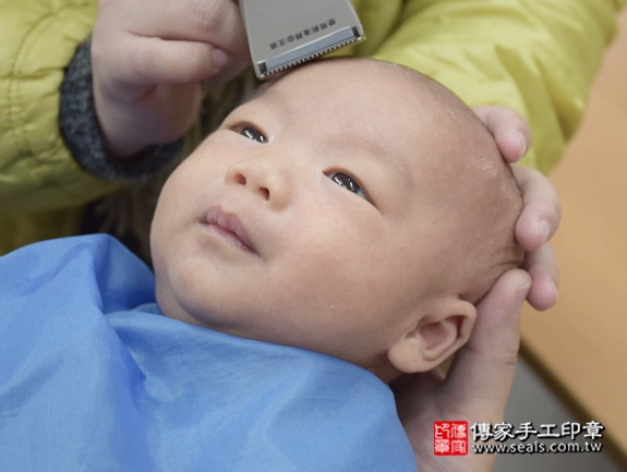 剃胎毛、滿月剃頭、嬰兒剃頭、嬰兒理髮、嬰兒剃髮、嬰兒剃胎毛、嬰兒滿月剃頭、寶寶剃頭、剃胎毛儀式、剃胎毛吉祥話、滿月剃頭儀式、滿月剃頭吉祥話、寶寶剃胎毛、寶寶滿月剃頭理髮、新北永和區剃胎毛、新北永和區滿月剃頭、新北永和區嬰兒剃頭剃胎毛、新北永和區嬰兒理髮、新北永和區嬰兒剃髮、簡寶寶(新北永和區嬰兒寶寶滿月剃頭理髮、免費嬰兒剃胎毛儀式吉祥話)。中國風會場，爸媽寶貝免費穿「日中韓」古裝禮服。專業拍照、DVD光碟、證書。★購買「臍帶章、肚臍章、胎毛筆刷印章」贈送：剃頭、收涎、抓周，三選一。2016.01.23 照片17