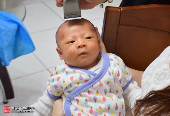 剃胎毛、滿月剃頭、嬰兒剃頭、嬰兒理髮、嬰兒剃髮、嬰兒剃胎毛、嬰兒滿月剃頭、寶寶剃頭、剃胎毛儀式、剃胎毛吉祥話、滿月剃頭儀式、滿月剃頭吉祥話、寶寶剃胎毛、寶寶滿月剃頭理髮、 新北五股剃胎毛、新北五股滿月剃頭、 新北五股嬰兒剃頭剃胎毛、新北五股嬰兒理髮、新北五股嬰兒剃髮、葉寶寶(新北五股到府嬰兒寶寶滿月剃頭理髮、免費到府嬰兒剃胎毛儀式吉祥話)。到府剃頭剃胎毛主持、專業拍照、DVD光碟、證書。★購買「臍帶章、肚臍章、胎毛筆刷印章」贈送：剃頭、收涎、抓周，三選一。2016.06.07  照片17
