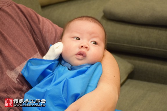 剃胎毛、滿月剃頭、嬰兒剃頭、嬰兒理髮、嬰兒剃髮、嬰兒剃胎毛、嬰兒滿月剃頭、寶寶剃頭、剃胎毛儀式、剃胎毛吉祥話、滿月剃頭儀式、滿月剃頭吉祥話、寶寶剃胎毛、寶寶滿月剃頭理髮、 台北市信義地區剃胎毛、台北市信義地區滿月剃頭、台北市信義地區嬰兒剃頭剃胎毛、台北市信義地區嬰兒理髮、台北市嬰兒剃髮、鄧寶寶(台北信義區到府嬰兒寶寶滿月剃頭理髮、免費到府嬰兒剃胎毛儀式吉祥話)。到府剃頭剃胎毛主持、專業拍照、DVD光碟、證書。★購買「臍帶章、肚臍章、胎毛筆刷印章」贈送：剃頭、收涎、抓周，三選一。2017.11.18照片15