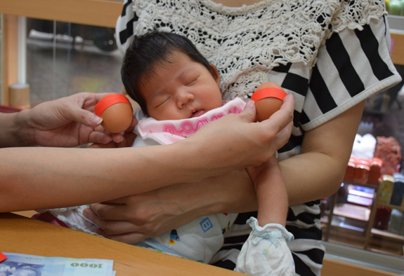剃胎毛、滿月剃頭、嬰兒剃頭、嬰兒理髮、嬰兒剃髮、嬰兒剃胎毛、嬰兒滿月剃頭、寶寶剃頭、剃胎毛儀式、剃胎毛吉祥話、滿月剃頭儀式、滿月剃頭吉祥話、寶寶剃胎毛、寶寶滿月剃頭理髮、新北永和區剃胎毛、新北永和區滿月剃頭、新北永和區嬰兒剃頭剃胎毛、新北永和區嬰兒理髮、新北永和區嬰兒剃髮、彭寶寶(新北永和區嬰兒寶寶滿月剃頭理髮、免費嬰兒剃胎毛儀式吉祥話)。中國風會場，爸媽寶貝免費穿「日中韓」古裝禮服。專業拍照、DVD光碟、證書。★購買「臍帶章、肚臍章、胎毛筆刷印章」贈送：剃頭、收涎、抓周，三選一。2016.04.09  照片3
