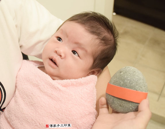 蔡寶寶(新北中和區到府嬰兒寶寶滿月剃頭理髮、免費到府嬰兒剃胎毛儀式吉祥話)。到府剃頭剃胎毛主持、專業拍照、DVD光碟、證書。★購買「臍帶章、肚臍章、胎毛筆刷印章」贈送：剃頭、收涎、抓周，三選一。2015.11.04 照片4