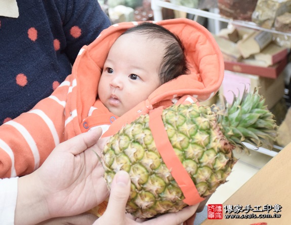 剃胎毛、滿月剃頭、嬰兒剃頭、嬰兒理髮、嬰兒剃髮、嬰兒剃胎毛、嬰兒滿月剃頭、寶寶剃頭、剃胎毛儀式、剃胎毛吉祥話、滿月剃頭儀式、滿月剃頭吉祥話、寶寶剃胎毛、寶寶滿月剃頭理髮、新北永和區剃胎毛、新北永和區滿月剃頭、新北永和區嬰兒剃頭剃胎毛、新北永和區嬰兒理髮、新北永和區嬰兒剃髮、林寶寶(新北永和區嬰兒寶寶滿月剃頭理髮、免費嬰兒剃胎毛儀式吉祥話)。中國風會場，爸媽寶貝免費穿「日中韓」古裝禮服。專業拍照、DVD光碟、證書。★購買「臍帶章、肚臍章、胎毛筆刷印章」贈送：剃頭、收涎、抓周，三選一。2015.12.18 照片14