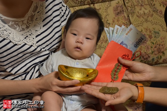 剃胎毛、滿月剃頭、嬰兒剃頭、嬰兒理髮、嬰兒剃髮、嬰兒剃胎毛、嬰兒滿月剃頭、寶寶剃頭、剃胎毛儀式、剃胎毛吉祥話、滿月剃頭儀式、滿月剃頭吉祥話、寶寶剃胎毛、寶寶滿月剃頭理髮、 新北市淡水地區剃胎毛、新北市淡水地區滿月剃頭、新北市淡水地區嬰兒剃頭剃胎毛、新北市淡水地區嬰兒理髮、新北市嬰兒剃髮、何寶寶(新北淡水區到府嬰兒寶寶滿月剃頭理髮、免費到府嬰兒剃胎毛儀式吉祥話)。到府剃頭剃胎毛主持、專業拍照、DVD光碟、證書。★購買「臍帶章、肚臍章、胎毛筆刷印章」贈送：剃頭、收涎、抓周，三選一。2017.09.24照片15
