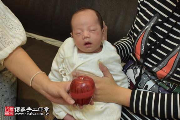 剃胎毛、滿月剃頭、嬰兒剃頭、嬰兒理髮、嬰兒剃髮、嬰兒剃胎毛、嬰兒滿月剃頭、寶寶剃頭、剃胎毛儀式、剃胎毛吉祥話、滿月剃頭儀式、滿月剃頭吉祥話、寶寶剃胎毛、寶寶滿月剃頭理髮、 新北市新莊地區剃胎毛、新北市新莊地區滿月剃頭、新北市新莊地區嬰兒剃頭剃胎毛、新北市新莊地區嬰兒理髮、新北市嬰兒剃髮、黃寶寶(新北新莊區到府嬰兒寶寶滿月剃頭理髮、免費到府嬰兒剃胎毛儀式吉祥話)。到府剃頭剃胎毛主持、專業拍照、DVD光碟、證書。★購買「臍帶章、肚臍章、胎毛筆刷印章」贈送：剃頭、收涎、抓周，三選一。2017.11.16照片9