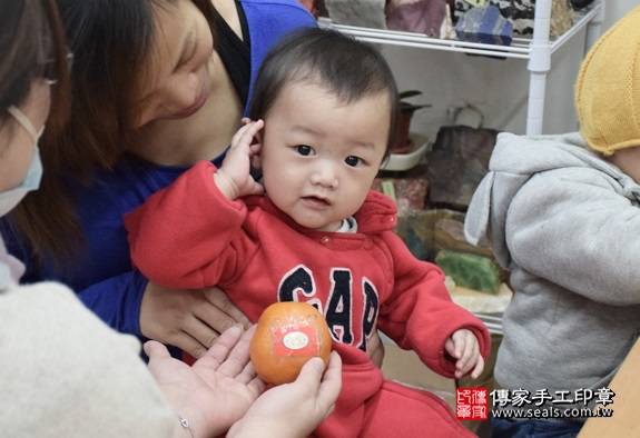 剃胎毛、滿月剃頭、嬰兒剃頭、嬰兒理髮、嬰兒剃髮、嬰兒剃胎毛、嬰兒滿月剃頭、寶寶剃頭、剃胎毛儀式、剃胎毛吉祥話、滿月剃頭儀式、滿月剃頭吉祥話、寶寶剃胎毛、寶寶滿月剃頭理髮、新北永和區剃胎毛、新北永和區滿月剃頭、新北永和區嬰兒剃頭剃胎毛、新北永和區嬰兒理髮、新北永和區嬰兒剃髮、洪寶寶們(新北永和區嬰兒寶寶滿月剃頭理髮、免費嬰兒剃胎毛儀式吉祥話)。中國風會場，爸媽寶貝免費穿「日中韓」古裝禮服。專業拍照、DVD光碟、證書。★購買「臍帶章、肚臍章、胎毛筆刷印章」贈送：剃頭、收涎、抓周，三選一。2016.03.24  照片8