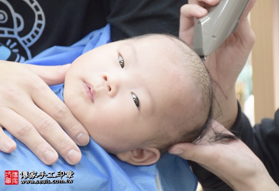 剃胎毛、滿月剃頭、嬰兒剃頭、嬰兒理髮、嬰兒剃髮、嬰兒剃胎毛、嬰兒滿月剃頭、寶寶剃頭、剃胎毛儀式、剃胎毛吉祥話、滿月剃頭儀式、滿月剃頭吉祥話、寶寶剃胎毛、寶寶滿月剃頭理髮、新北永和區剃胎毛、新北永和區滿月剃頭、新北永和區嬰兒剃頭剃胎毛、新北永和區嬰兒理髮、新北永和區嬰兒剃髮、吳寶寶(新北永和區嬰兒寶寶滿月剃頭理髮、免費嬰兒剃胎毛儀式吉祥話)。中國風會場，爸媽寶貝免費穿「日中韓」古裝禮服。專業拍照、DVD光碟、證書。★購買「臍帶章、肚臍章、胎毛筆刷印章」贈送：剃頭、收涎、抓周，三選一。2016.01.31 照片18