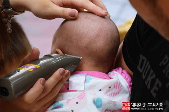 剃胎毛、滿月剃頭、嬰兒剃頭、嬰兒理髮、嬰兒剃髮、嬰兒剃胎毛、嬰兒滿月剃頭、寶寶剃頭、剃胎毛儀式、剃胎毛吉祥話、滿月剃頭儀式、滿月剃頭吉祥話、寶寶剃胎毛、寶寶滿月剃頭理髮、新竹香山區剃胎毛、新竹香山區滿月剃頭、新竹香山區嬰兒剃頭剃胎毛、新竹香山區嬰兒理髮、新竹香山區嬰兒剃髮、周寶寶(新竹香山區嬰兒寶寶滿月剃頭理髮、免費嬰兒剃胎毛儀式吉祥話)。中國風會場，爸媽寶貝免費穿「日中韓」古裝禮服。專業拍照、DVD光碟、證書。★購買「臍帶章、肚臍章、胎毛筆刷印章」贈送：剃頭、收涎、抓周，三選一。2016.07.20  照片17