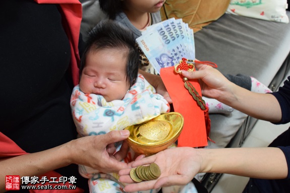 剃胎毛、滿月剃頭、嬰兒剃頭、嬰兒理髮、嬰兒剃髮、嬰兒剃胎毛、嬰兒滿月剃頭、寶寶剃頭、剃胎毛儀式、剃胎毛吉祥話、滿月剃頭儀式、滿月剃頭吉祥話、寶寶剃胎毛、寶寶滿月剃頭理髮、 新北樹林區剃胎毛、新北樹林區滿月剃頭、 新北樹林區嬰兒剃頭剃胎毛、新北樹林區嬰兒理髮、新北樹林區嬰兒剃髮、徐寶寶(新北樹林區到府嬰兒寶寶滿月剃頭理髮、免費到府嬰兒剃胎毛儀式吉祥話)。到府剃頭剃胎毛主持、專業拍照、DVD光碟、證書。★購買「臍帶章、肚臍章、胎毛筆刷印章」贈送：剃頭、收涎、抓周，三選一。2017.01.10  照片15