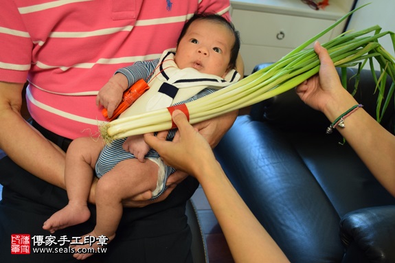 剃胎毛、滿月剃頭、嬰兒剃頭、嬰兒理髮、嬰兒剃髮、嬰兒剃胎毛、嬰兒滿月剃頭、寶寶剃頭、剃胎毛儀式、剃胎毛吉祥話、滿月剃頭儀式、滿月剃頭吉祥話、寶寶剃胎毛、寶寶滿月剃頭理髮、 新北中和區剃胎毛、新北中和區滿月剃頭、 新北中和區嬰兒剃頭剃胎毛、新北中和區嬰兒理髮、新北中和區嬰兒剃髮、陳寶寶(新北中和區到府嬰兒寶寶滿月剃頭理髮、免費到府嬰兒剃胎毛儀式吉祥話)。到府剃頭剃胎毛主持、專業拍照、DVD光碟、證書。★購買「臍帶章、肚臍章、胎毛筆刷印章」贈送：剃頭、收涎、抓周，三選一。2017.06.10  照片12
