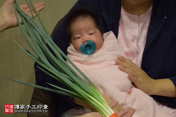 剃胎毛、滿月剃頭、嬰兒剃頭、嬰兒理髮、嬰兒剃髮、嬰兒剃胎毛、嬰兒滿月剃頭、寶寶剃頭、剃胎毛儀式、剃胎毛吉祥話、滿月剃頭儀式、滿月剃頭吉祥話、寶寶剃胎毛、寶寶滿月剃頭理髮、 新北市板橋地區剃胎毛、新北市板橋地區滿月剃頭、新北市板橋地區嬰兒剃頭剃胎毛、新北市板橋地區嬰兒理髮、新北市嬰兒剃髮、 朱寶寶(新北板橋區到府嬰兒寶寶滿月剃頭理髮、免費到府嬰兒剃胎毛儀式吉祥話)。到府剃頭剃胎毛主持、專業拍照、DVD光碟、證書。★購買「臍帶章、肚臍章、胎毛筆刷印章」贈送：剃頭、收涎、抓周，三選一。2017.09.02照片13