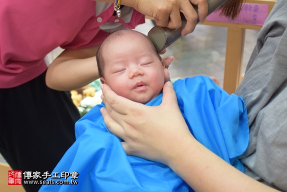 剃胎毛、滿月剃頭、嬰兒剃頭、嬰兒理髮、嬰兒剃髮、嬰兒剃胎毛、嬰兒滿月剃頭、寶寶剃頭、剃胎毛儀式、剃胎毛吉祥話、滿月剃頭儀式、滿月剃頭吉祥話、寶寶剃胎毛、寶寶滿月剃頭理髮、 新北市永和地區剃胎毛、新北市永和地區滿月剃頭、新北市永和地區嬰兒剃頭剃胎毛、新北市永和地區嬰兒理髮、新北市嬰兒剃髮、鄭寶寶(新北永和區嬰兒寶寶滿月剃頭理髮、免費嬰兒剃胎毛儀式吉祥話)。中國風會場，爸媽寶貝免費穿「日中韓」古裝禮服。專業拍照、DVD光碟、證書。★購買「臍帶章、肚臍章、胎毛筆刷印章」贈送：剃頭、收涎、抓周，三選一。2017.09.30照片17