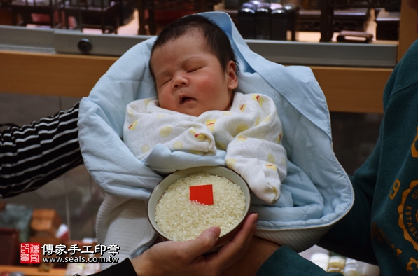 剃胎毛、滿月剃頭、嬰兒剃頭、嬰兒理髮、嬰兒剃髮、嬰兒剃胎毛、嬰兒滿月剃頭、寶寶剃頭、剃胎毛儀式、剃胎毛吉祥話、滿月剃頭儀式、滿月剃頭吉祥話、寶寶剃胎毛、寶寶滿月剃頭理髮、新北永和區剃胎毛、新北永和區滿月剃頭、新北永和區嬰兒剃頭剃胎毛、新北永和區嬰兒理髮、新北永和區嬰兒剃髮、張寶寶(新北永和區嬰兒寶寶滿月剃頭理髮、免費嬰兒剃胎毛儀式吉祥話)。中國風會場，爸媽寶貝免費穿「日中韓」古裝禮服。專業拍照、DVD光碟、證書。★購買「臍帶章、肚臍章、胎毛筆刷印章」贈送：剃頭、收涎、抓周，三選一。2016.02.21 照片6