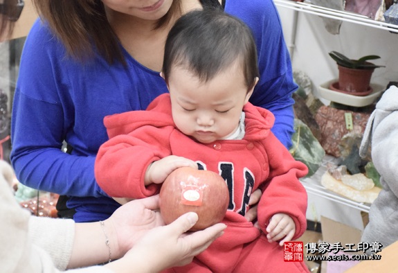 剃胎毛、滿月剃頭、嬰兒剃頭、嬰兒理髮、嬰兒剃髮、嬰兒剃胎毛、嬰兒滿月剃頭、寶寶剃頭、剃胎毛儀式、剃胎毛吉祥話、滿月剃頭儀式、滿月剃頭吉祥話、寶寶剃胎毛、寶寶滿月剃頭理髮、新北永和區剃胎毛、新北永和區滿月剃頭、新北永和區嬰兒剃頭剃胎毛、新北永和區嬰兒理髮、新北永和區嬰兒剃髮、洪寶寶們(新北永和區嬰兒寶寶滿月剃頭理髮、免費嬰兒剃胎毛儀式吉祥話)。中國風會場，爸媽寶貝免費穿「日中韓」古裝禮服。專業拍照、DVD光碟、證書。★購買「臍帶章、肚臍章、胎毛筆刷印章」贈送：剃頭、收涎、抓周，三選一。2016.03.24  照片9