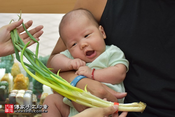 剃胎毛、滿月剃頭、嬰兒剃頭、嬰兒理髮、嬰兒剃髮、嬰兒剃胎毛、嬰兒滿月剃頭、寶寶剃頭、剃胎毛儀式、剃胎毛吉祥話、滿月剃頭儀式、滿月剃頭吉祥話、寶寶剃胎毛、寶寶滿月剃頭理髮、 新北市永和地區剃胎毛、新北市永和地區滿月剃頭、新北市永和地區嬰兒剃頭剃胎毛、新北市永和地區嬰兒理髮、新北市嬰兒剃髮、莊寶寶(新北永和區嬰兒寶寶滿月剃頭理髮、免費嬰兒剃胎毛儀式吉祥話)。中國風會場，爸媽寶貝免費穿「日中韓」古裝禮服。專業拍照、DVD光碟、證書。★購買「臍帶章、肚臍章、胎毛筆刷印章」贈送：剃頭、收涎、抓周，三選一。2017.09.06照片10