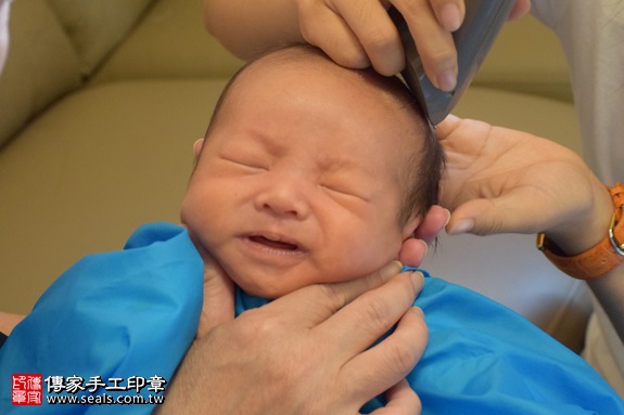 剃胎毛、滿月剃頭、嬰兒剃頭、嬰兒理髮、嬰兒剃髮、嬰兒剃胎毛、嬰兒滿月剃頭、寶寶剃頭、剃胎毛儀式、剃胎毛吉祥話、滿月剃頭儀式、滿月剃頭吉祥話、寶寶剃胎毛、寶寶滿月剃頭理髮、 新北市中和地區剃胎毛、新北市中和地區滿月剃頭、新北市中和地區嬰兒剃頭剃胎毛、新北市中和地區嬰兒理髮、新北市嬰兒剃髮、俞寶寶(新北中和區到府嬰兒寶寶滿月剃頭理髮、免費到府嬰兒剃胎毛儀式吉祥話)。到府剃頭剃胎毛主持、專業拍照、DVD光碟、證書。★購買「臍帶章、肚臍章、胎毛筆刷印章」贈送：剃頭、收涎、抓周，三選一。2017.09.26照片16
