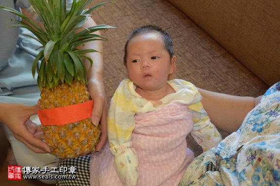 剃胎毛、滿月剃頭、嬰兒剃頭、嬰兒理髮、嬰兒剃髮、嬰兒剃胎毛、嬰兒滿月剃頭、寶寶剃頭、剃胎毛儀式、剃胎毛吉祥話、滿月剃頭儀式、滿月剃頭吉祥話、寶寶剃胎毛、寶寶滿月剃頭理髮、 新北市北投地區剃胎毛、新北市北投地區滿月剃頭、新北市北投地區嬰兒剃頭剃胎毛、新北市北投地區嬰兒理髮、新北市嬰兒剃髮、蘇寶寶(新北北投區到府嬰兒寶寶滿月剃頭理髮、免費到府嬰兒剃胎毛儀式吉祥話)。到府剃頭剃胎毛主持、專業拍照、DVD光碟、證書。★購買「臍帶章、肚臍章、胎毛筆刷印章」贈送：剃頭、收涎、抓周，三選一。2017.09.18照片17