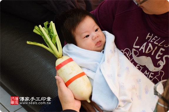 剃胎毛、滿月剃頭、嬰兒剃頭、嬰兒理髮、嬰兒剃髮、嬰兒剃胎毛、嬰兒滿月剃頭、寶寶剃頭、剃胎毛儀式、剃胎毛吉祥話、滿月剃頭儀式、滿月剃頭吉祥話、寶寶剃胎毛、寶寶滿月剃頭理髮、 桃園蘆竹區剃胎毛、桃園蘆竹區滿月剃頭、 桃園蘆竹區嬰兒剃頭剃胎毛、桃園蘆竹區嬰兒理髮、桃園蘆竹區嬰兒剃髮、郭寶寶(桃園蘆竹區到府嬰兒寶寶滿月剃頭理髮、免費到府嬰兒剃胎毛儀式吉祥話)。到府剃頭剃胎毛主持、專業拍照、DVD光碟、證書。★購買「臍帶章、肚臍章、胎毛筆刷印章」贈送：剃頭、收涎、抓周，三選一。2016.12.17  照片13